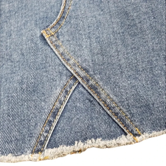 Levi's Girl's High Rise Mini Denim Skirt 10 - Picture 2 of 3